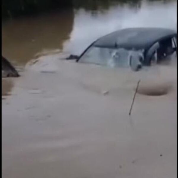 Dramatični snimci poplava u Grčkoj ulivaju jezu u kosti! Bujice razaraju sve pred sobom, automobili plivaju (VIDEO)