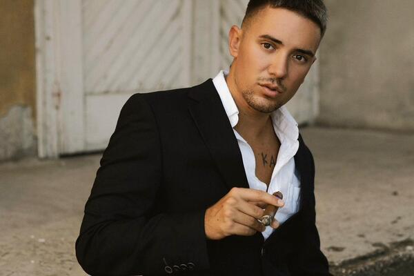 "SA RAČUNA MI JE SKINUTO...": Opljačkana bivša Zvezda Granda! Zbog hakera ostao bez dinara