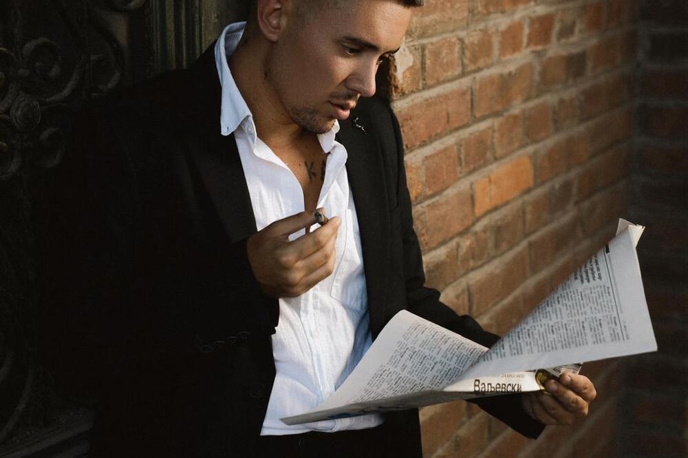 "BEZ STRASTI - NIŠTA!" Pevač bi snimao vrele scene sa rođenom ženom? Simićev odgovor za Espreso podigao prašinu