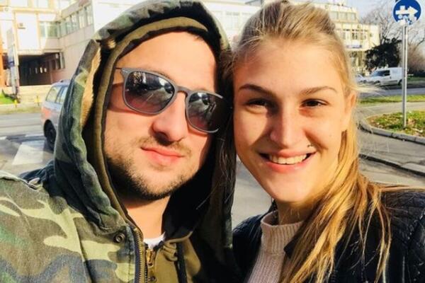 VIŠE OD KOŠARKAŠOG TIMA! Pevač objavio da čeka DETE, nećete verovati i KOJE PO REDU! Bivša i sadašnja se...