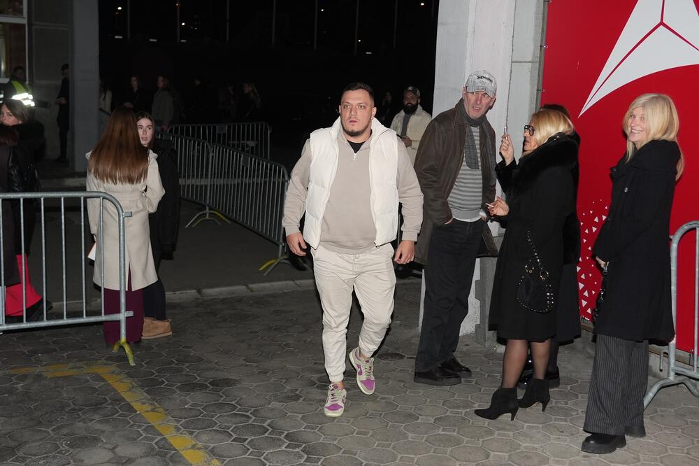 "ŠTA GLUMI OVAJ?" Večeras svi bruje o Nenadu - ŠEPAJUĆI DOŠAO NA KONCERT pa bahato PRESKOČIO RED, Beograđani u šoku