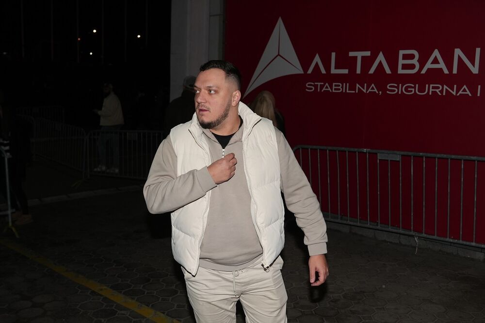 "ŠTA GLUMI OVAJ?" Večeras svi bruje o Nenadu - ŠEPAJUĆI DOŠAO NA KONCERT pa bahato PRESKOČIO RED, Beograđani u šoku