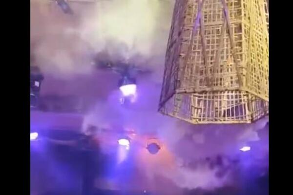 Prvi snimci požara u Indiji lede krv u žilama: Plafon gori, ljudi vrište i beže na sve strane (VIDEO)