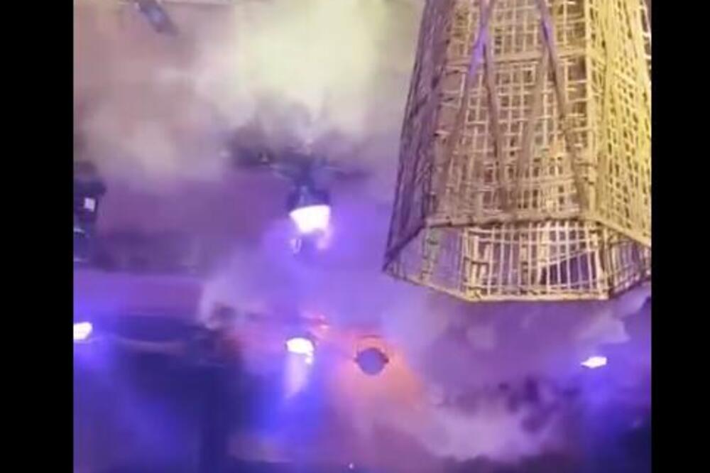 Prvi snimci požara u Indiji lede krv u žilama: Plafon gori, ljudi vrište i beže na sve strane (VIDEO)