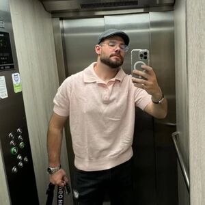 Naš pevač završio na operacionom stolu: Imao jake bolove u stomaku, pa hitno primljen u Urgentni (FOTO)