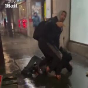 Ivan spasio devojčicu od pedofila usred Londona: Pogledajte herojski snimak, "obrisao patos" sa napadačem! (VIDEO)