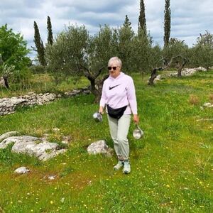 RASPRODALA SVE NAKON SMRTI MUŽA I SAD ŽIVI KAO KRALJICA! Udovica sredila celo lice kod plastičara i kupila MALINJAK