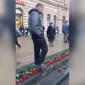 KOMŠIJSKA SRAMOTA! Snimak iz Zagreba zgrozio Balkan: Muškarac gazio ruže u spomen na ubijene žene (VIDEO)