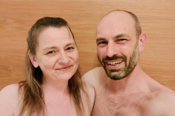 HELENA KONOBARIŠE NA NUDISTIČKOJ PLAŽI I GOLA SLUŽI KAFE! Evo šta se desi kad se GOSTI UZBUDE