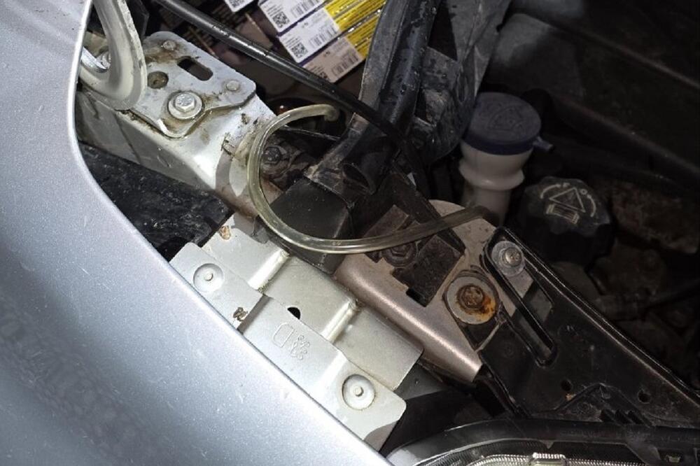 NOVA ŠOK ZAPLENA! Rekao da nema ništa da prijavi, a u zadnjem delu vozila krio... Ljudi, SADA SMO SVE VIDELI (FOTO)