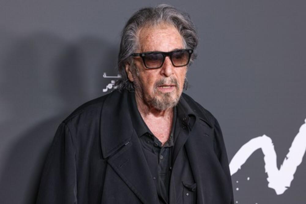 PRSTEN SIJA I NJEMU TO PRIJA! Večiti neženja poklekao u devetoj deceniji? Narod bruji o vezi sa 53 GODINE MLAĐOM