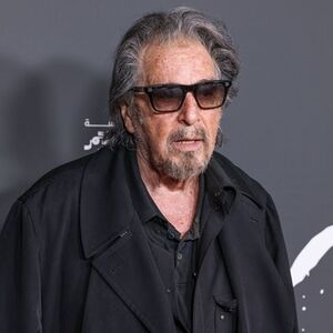 PRSTEN SIJA I NJEMU TO PRIJA! Večiti neženja poklekao u devetoj deceniji? Narod bruji o vezi sa 53 GODINE MLAĐOM