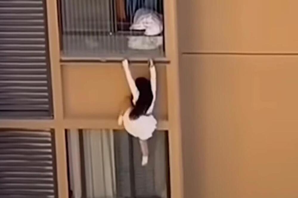 Bila kod ljubavnika, a onda se čulo zvono na vratima... Završila viseći sa 10. sprata, kamere sve snimile (VIDEO)