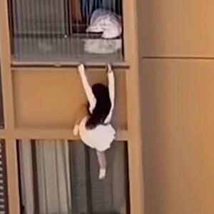 Bila kod ljubavnika, a onda se čulo zvono na vratima... Završila viseći sa 10. sprata, kamere sve snimile (VIDEO)