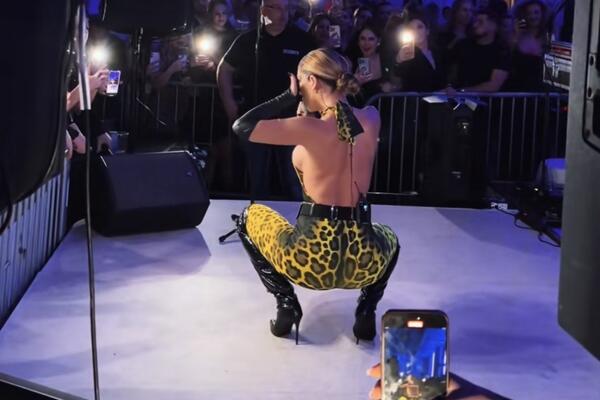 ZNATE KO JE? Kombinezon, crna koža, bujne grudi i POZADINA KOJA VREDI MILIONE: Čučnula i zamešala, VILICE POPADALE