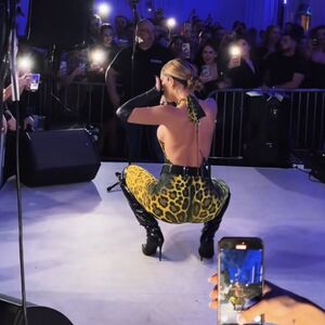 ZNATE KO JE? Kombinezon, crna koža, bujne grudi i POZADINA KOJA VREDI MILIONE: Čučnula i zamešala, VILICE POPADALE