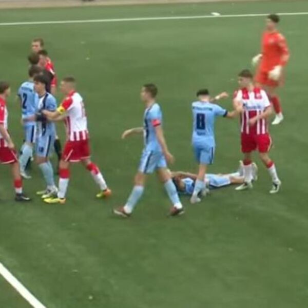 (VIDEO) Opšti haos na meču Zvezde i Teleoptika: Izbila tuča, jedan fudbaler udaran u glavu