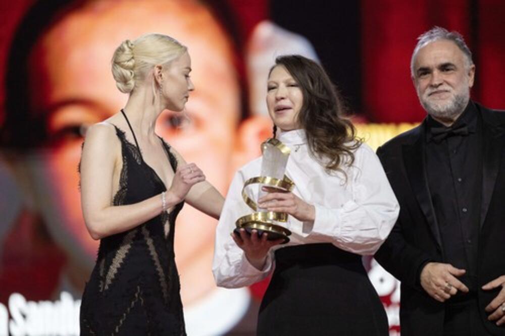 POGLEDAJTE SAMO KAKAV JE PREDNJI DEO! Plavuša ponovo glavna tema - providna haljina i čipka, DA VAM PAMET STANE