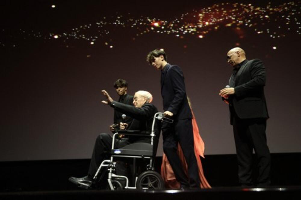 IDE U PENZIJU! POJAVIO SE U INVALIDSKIM KOLICIMA I POTRESAO NAROD - glumac poručio: "Ovo je moj kraj, definitivno"