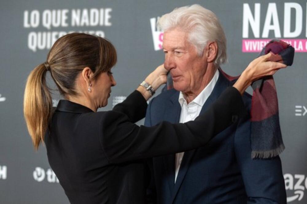 BEZ BLAMA SE DOHVATILI PRED SVIMA! Nju (42) izgleda ne zanima NOVČIĆ jer je glumac (76) kao MOMČIĆ - OPA, BATO!