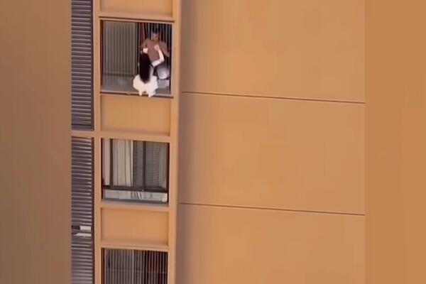 ŠVALERU STIGLA ŽENA, A LJUBAVNICA VISILA SA 10. SPRATA DA SAKRIJE PRELJUBU: Pogledajte kako ju je muškarac gurnuo!