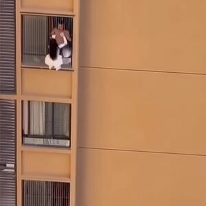 VISILA SA 10. SPRATA ZGRADE! Ljubavnica pokušala da pobegne jer je švaleru stigla žena, zamalo da premine! (VIDEO)