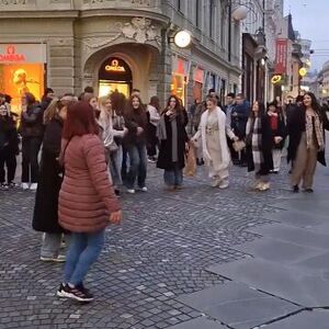 HRVATU SMETA SRPSKO KOLO U LJUBLJANI, POPLJUVAO IH SAMO TAKO: Pojavio se snimak svega, neki mu NISU OSTALI DUŽNI!