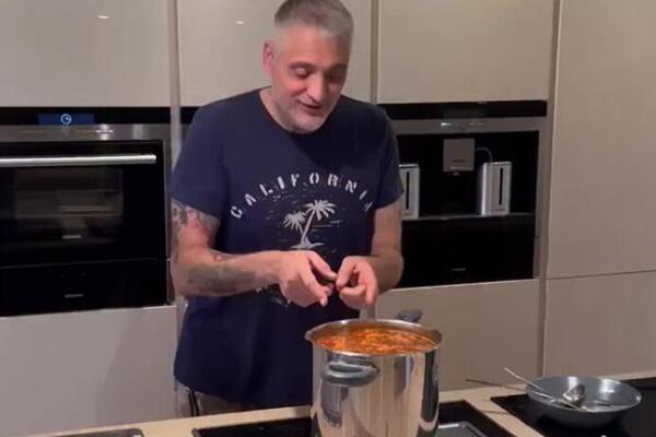 ČEDA JOVANOVIĆ PEVA "AKO POLUDIM..." I KUVA GRAŠAK: Nikad srećnije izdanje bivšeg političara, uzima za sve pare!