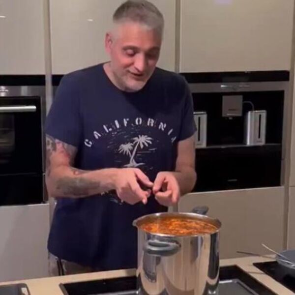 ČEDA JOVANOVIĆ PEVA "AKO POLUDIM..." I KUVA GRAŠAK: Nikad srećnije izdanje bivšeg političara, uzima za sve pare!