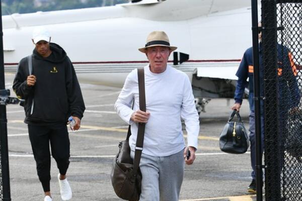 BOGATI MOGUL (82) IMAO BIZARNE ZAHTEVE! BIVŠI (32) GA PLJUJE NA SVA USTA! Morao laserski da ukloni DLAČICE, pa...