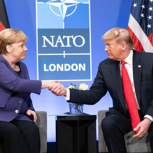 TRAMP "DOHVATIO" ANGELU MERKEL, NIJE MOGAO DA PREĆUTI OVO: Grešila je, to su bila dva prava UDARCA ČEKIĆEM!