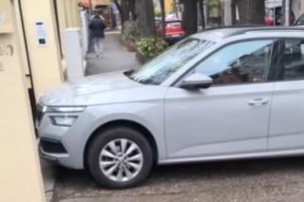 Prolaznik brutalno očitao lekciju bahatom vozaču! Video nepropisno parkiran auto, uzeo kesu, pa počeo da... (VIDEO)