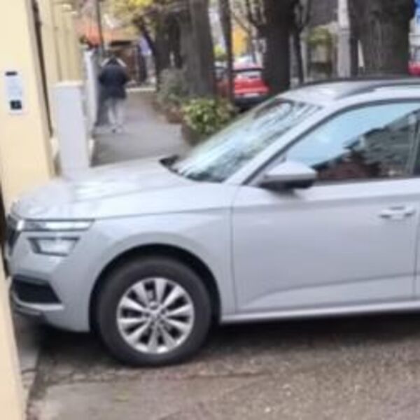 Prolaznik brutalno očitao lekciju bahatom vozaču! Video nepropisno parkiran auto, uzeo kesu, pa počeo da... (VIDEO)