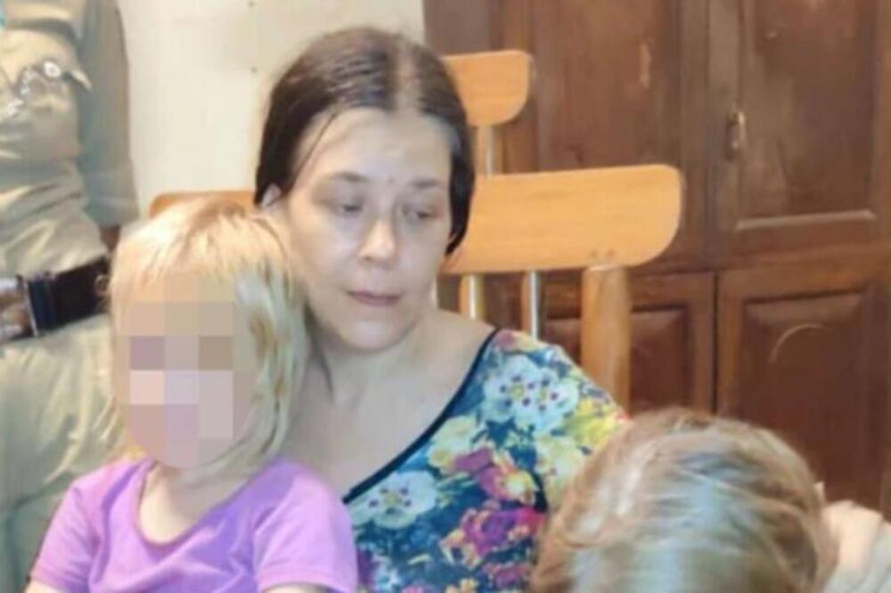 POLICIJA USRED ŠUME NAŠLA IGRAČKE I DEČIJU ODEĆU! A onda su videli Ninu sa dve devojčice: Kada su čuli šta priča...