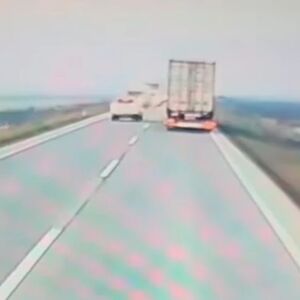 BAJA PRETEKAO KAMION PA UPAO U OPASNE "MAKAZICE": Neverovatan snimak bahate vožnje, za dlaku izbegnuta TRAGEDIJA