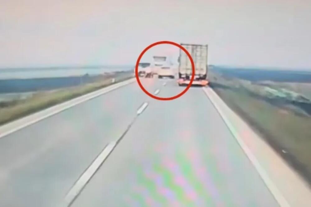 BAJA PRETEKAO KAMION PA UPAO U OPASNE MAKAZICE: Naleteo na ŠLEPER, neviđena bahata vožnja, za dlaku izbegnut HOROR