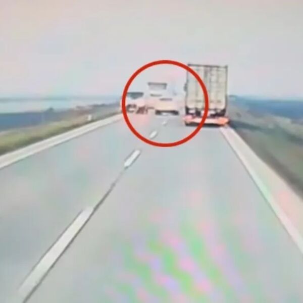 BAJA PRETEKAO KAMION PA UPAO U OPASNE MAKAZICE: Naleteo na ŠLEPER, neviđena bahata vožnja, za dlaku izbegnut HOROR