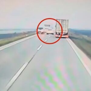 BAJA PRETEKAO KAMION PA UPAO U OPASNE MAKAZICE: Naleteo na ŠLEPER, neviđena bahata vožnja, za dlaku izbegnut HOROR