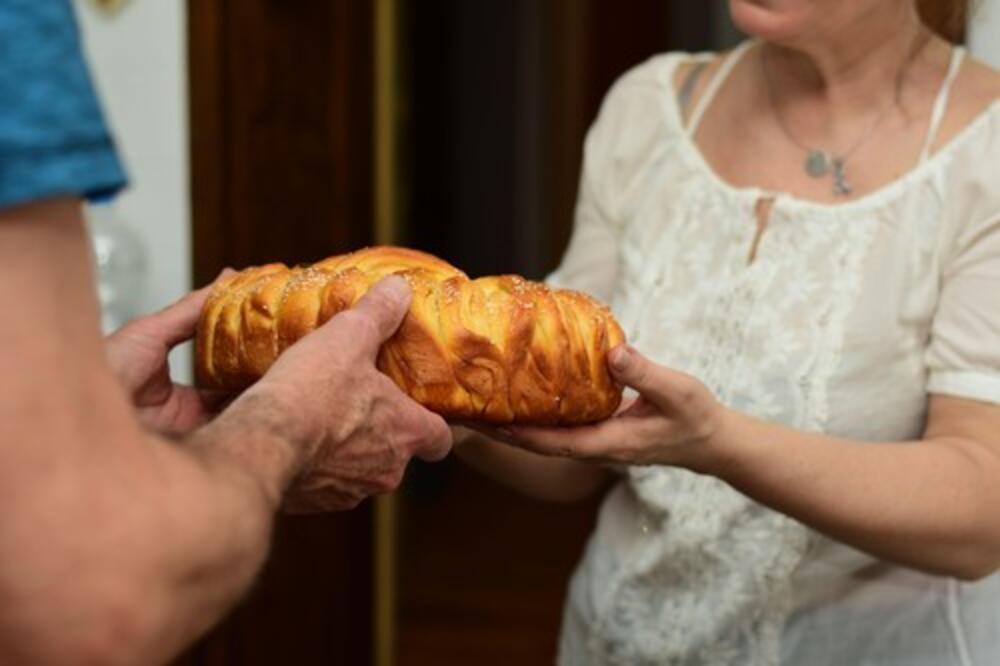 DOMAĆIN MOŽE DA SE UVREDI AKO OVO OBUČETE! Evo u čemu NIKAKO ne smete da se pojavite na SLAVI - BLAMANTNO I RUŽNO
