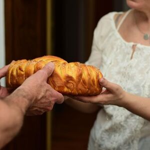 DOMAĆIN MOŽE DA SE UVREDI AKO OVO OBUČETE! Evo u čemu NIKAKO ne smete da se pojavite na SLAVI - BLAMANTNO I RUŽNO