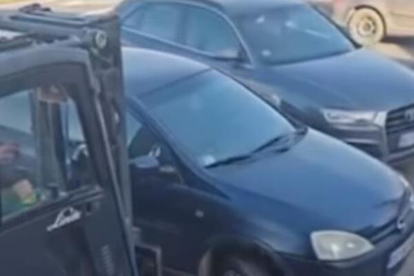 GOSPOĐU VOZAČ ZAGRADIO "KORSOM", ONA DOVELA ČOVEKA DA REŠI PROBLEM: Scena sa Umke za nepoverovati, JE LI MOGUĆE?