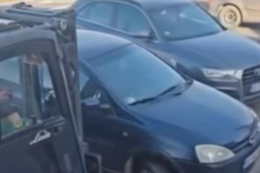 GOSPOĐU VOZAČ ZAGRADIO "KORSOM", ONA DOVELA ČOVEKA DA REŠI PROBLEM: Scena sa Umke za nepoverovati, JE LI MOGUĆE?