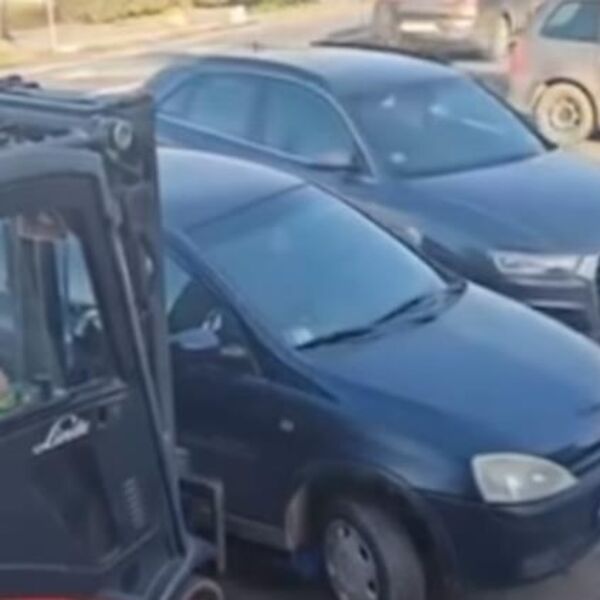 GOSPOĐU VOZAČ ZAGRADIO "KORSOM", ONA DOVELA ČOVEKA DA REŠI PROBLEM: Scena sa Umke za nepoverovati, JE LI MOGUĆE?