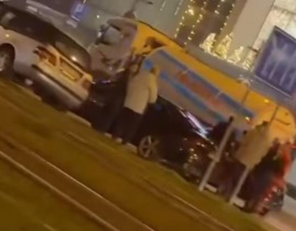 Težak lančani sudar kod tržnog centra na Novom Beogradu: Na licu mesta je Hitna pomoć! (VIDEO)