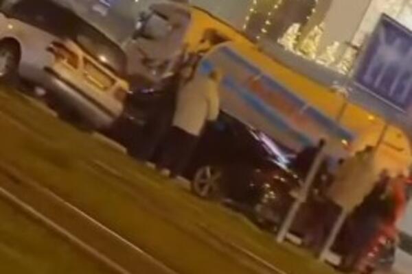 Težak lančani sudar kod tržnog centra na Novom Beogradu: Na licu mesta je Hitna pomoć! (VIDEO)