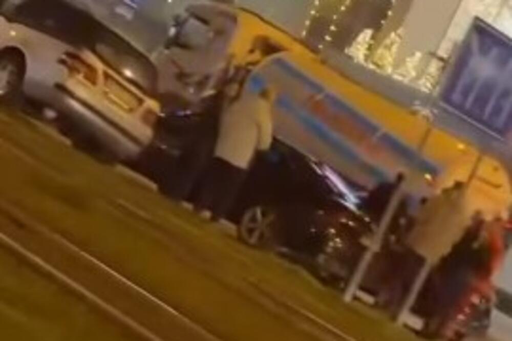 Težak lančani sudar kod tržnog centra na Novom Beogradu: Na licu mesta je Hitna pomoć! (VIDEO)