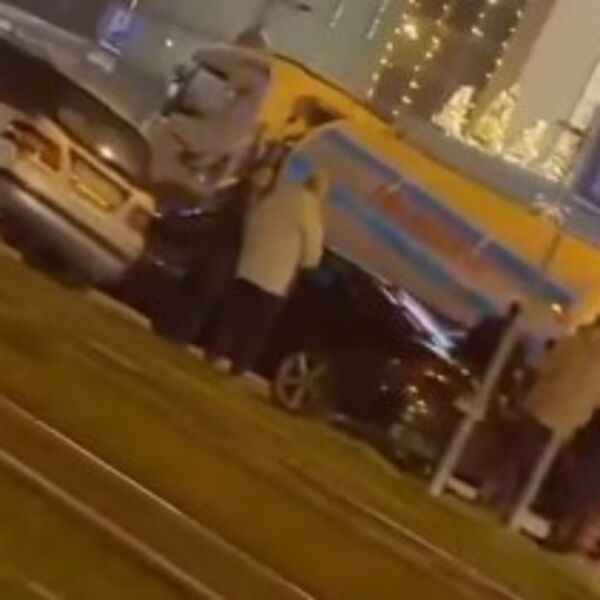 Težak lančani sudar kod tržnog centra na Novom Beogradu: Na licu mesta je Hitna pomoć! (VIDEO)