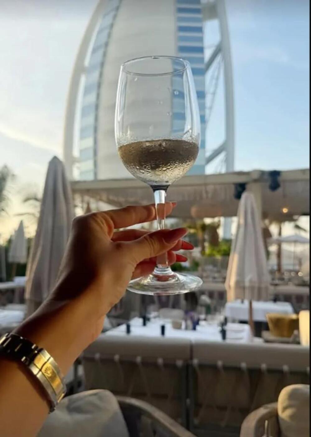 PREVARIO JE SA NAJBOLJOM DRUGARICOM, A SAD JE POLIVA MEDOM I MLEKOM! Njen savet LJUBAVNICAMA obišao Srbiju