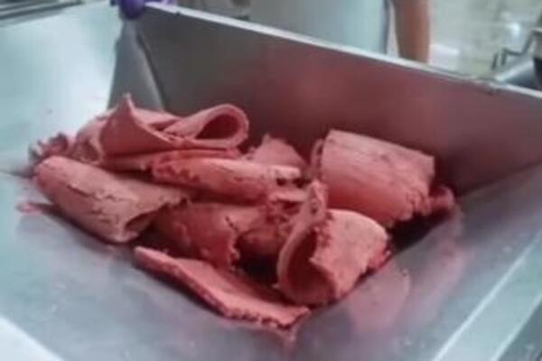 Kad vidite kako nastaju salame i delikatesi SMUČIĆE VAM SE ŽIVOT! Dobro pogledajte ŠTA JEDEMO - zgrozićete se!