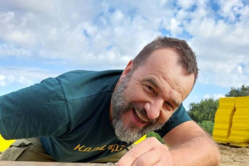 NENAD JEZDIĆ UHVATIO ZMIJU GOLIM RUKAMA! Ljudima uterao STRAH U KOSTI, a njemu - KAO OD ŠALE